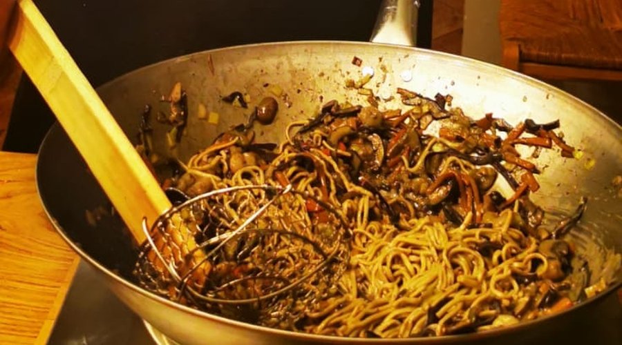 Stir fry nudle s gamberima, gljivama i povrćem by David Skoko