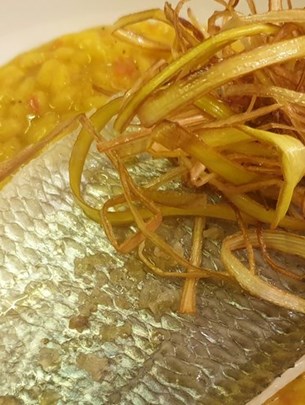 Orada kuhana na pari, risotto sa šafranom i rajčicom i prženi poriluk by Mate Janković