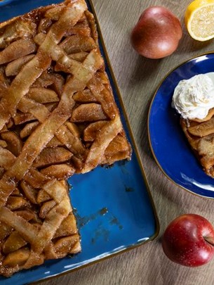 Tarte Tatin u Emile Henry keramičkom pekaču by Almo Čatlak