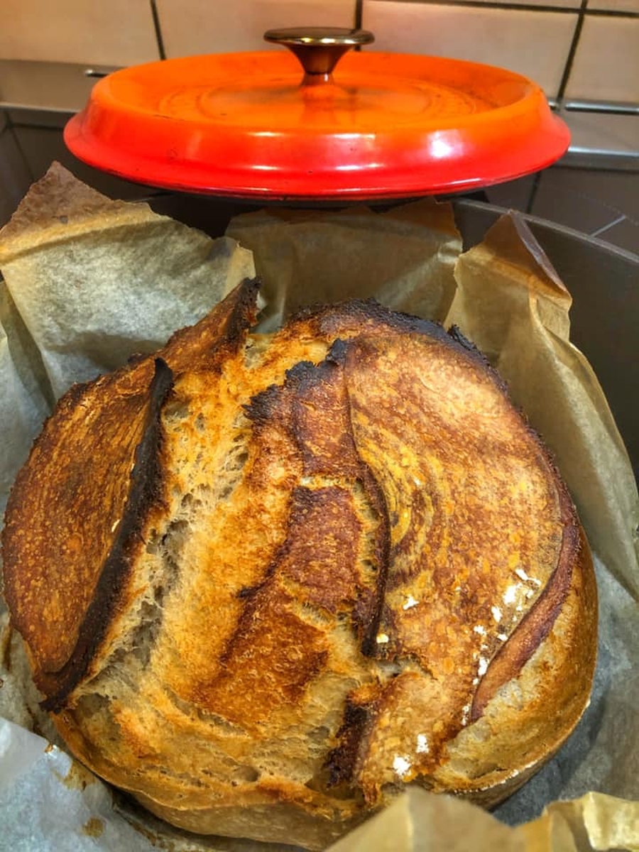 ispečeni sourdough kruh