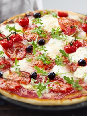 Domaća pizza iz pećnice na Emile Henry pizza kamenu