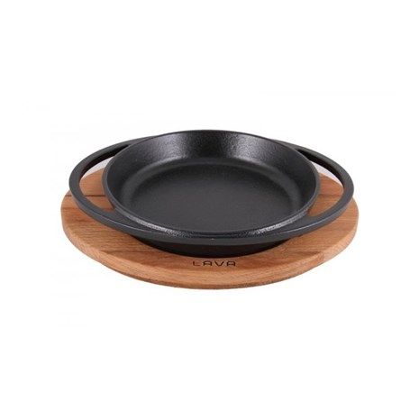Lava okrugla tava na podlozi za posluživanje